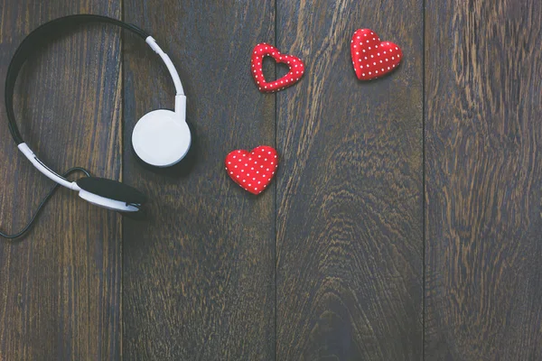 Üstten Görünüm müzik Sevgililer günü arka plan ile. Kulaklıklar.