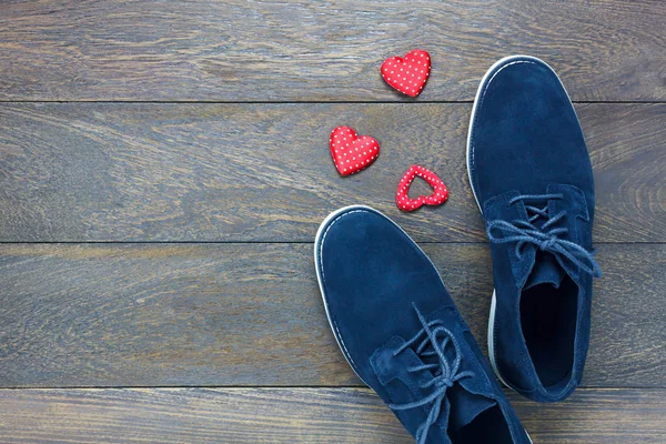 Vista superior en forma de corazón con zapatos de hombre sobre fondo de madera — Foto de Stock