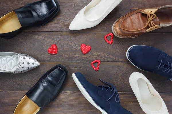 Top view heart shape with men 's shoes on wooden background — стоковое фото