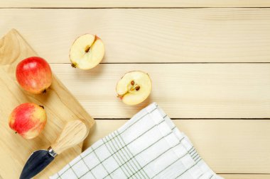 Üstten Görünüm Kırmızı elma dilimli, bıçak, ahşap peçeteye.