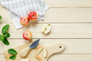 Üst görünüm Kırmızı elma dilimli, bıçak, peçete, ahşap yaprağına.