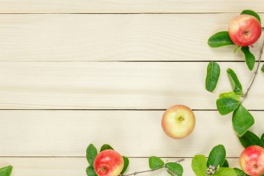 Üstten Görünüm Kırmızı elma ve yaprak üzerinde ahşap.