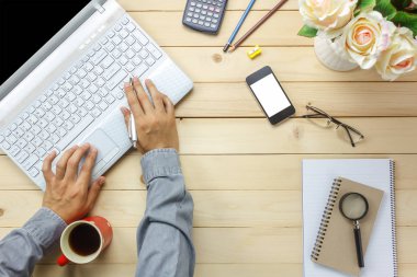 Üstten Görünüm adam iş laptop ve defter, kalem, siyah kahve.