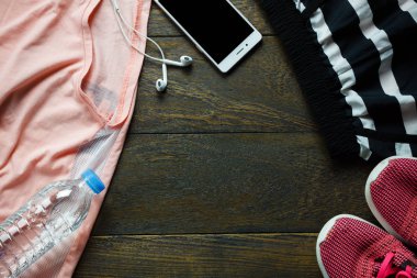 En iyi görünümü aksesuarları kadın spor akıllı telefon ile ahşap.