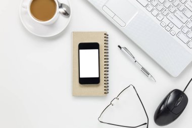 Üstten Görünüm iş ofis desk.mobile telefon, bilgisayar, kahve, noteb