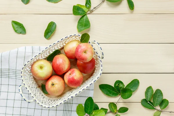 Üstten Görünüm Kırmızı elma ve yaprak üzerinde ahşap sepeti.