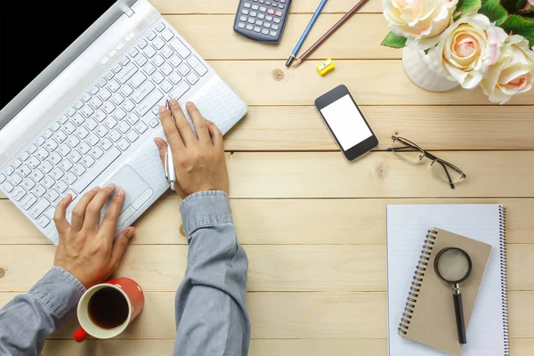 Üstten Görünüm adam iş laptop ve defter, kalem, siyah kahve.