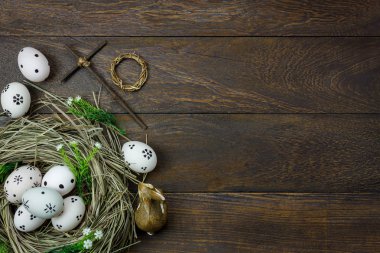 Üstten Görünüm Paskalya arka plan. Mutlu Paskalya yumurtaları da rabbin boyalı 