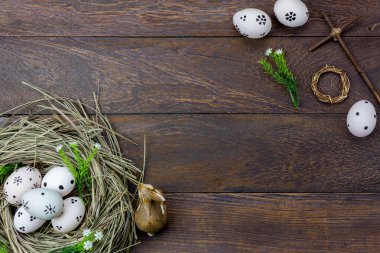 Üstten Görünüm Paskalya arka plan. Mutlu Paskalya yumurtaları da rabbin boyalı 