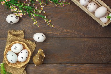 Üstten Görünüm Paskalya arka plan. Mutlu Paskalya yumurtaları sepet üzerinde boyalı. T