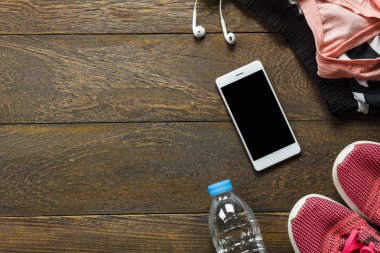 En iyi görünümü aksesuarları kadın spor akıllı telefon ile ahşap.