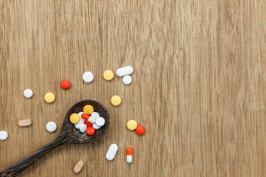 Üstten Görünüm tıbbi kavramı renkli tıp ve tahta kaşık