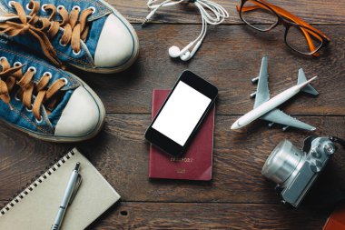 Üstten Görünüm aksesuarları travel cep telefonu, pasaport, kamera ile.