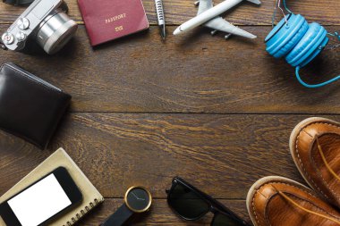 Üstten Görünüm aksesuarları travel cep telefonu, pasaport, kamera ile.