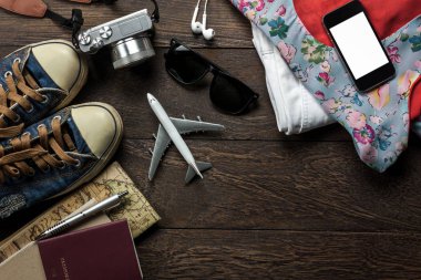 Üstten Görünüm aksesuarları travel cep telefonu, pasaport, kamera ile.