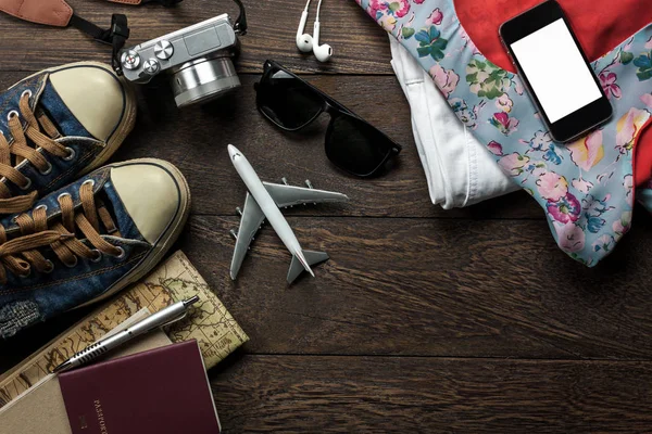 Аксессуары для путешествий с мобильным телефоном, паспортом, камерой . — стоковое фото