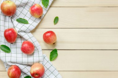 Üstten Görünüm Kırmızı elma, peçete ve yaprak üzerinde ahşap.