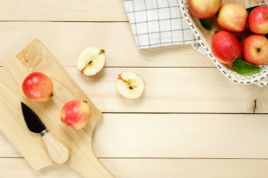 Üst görünüm Kırmızı elma peçete, knift, üzerinde ahşap sepeti.