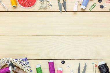 Terzi öğeleri ahşap arka plan kopya alanı ile üst görüntüleme.