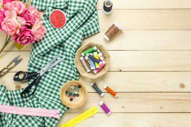 Terzi öğeleri ahşap arka plan kopya alanı ile üst görüntüleme.