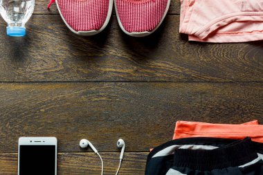 En iyi görünümü aksesuarları kadın spor akıllı telefon ile ahşap.