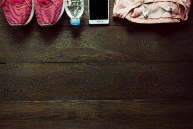 En iyi görünümü aksesuarları kadın spor akıllı telefon ile ahşap.