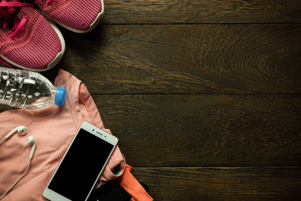 En iyi görünümü aksesuarları kadın spor akıllı telefon ile ahşap.