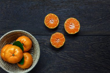 Üstten Görünüm turuncu üzerinde rustik ahşap sepeti ahşap dilimlenmiş