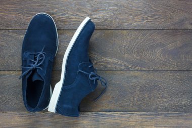 Üstten Görünüm moda erkek ayakkabıları kopya ile ahşap arka plan üzerinde