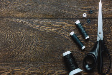 Terzi öğeleri ahşap arka plan kopya alanı ile üst görüntüleme.