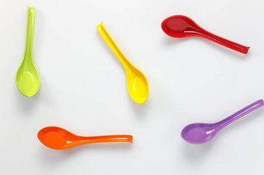Üstten Görünüm renkli plastik kaşık pembe tablo.