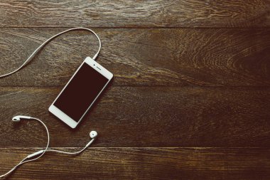 Üstten Görünüm beyaz mo safra telefon kulaklık ile.