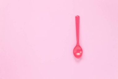 Üstten Görünüm renkli plastik kaşık pembe tablo.