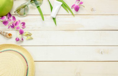 Üstten Görünüm önemli seyahat yaz öğeleri.