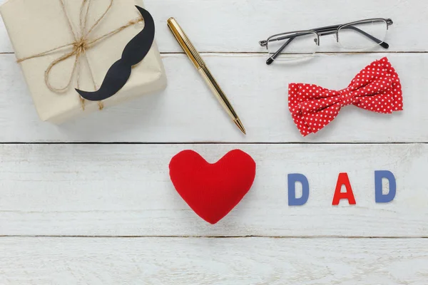 Vista superior Feliz Día del Padre .Red corazón y palabra "DAD ". —  Fotos de Stock