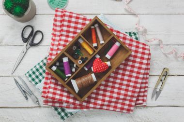 Üstten Görünüm aksesuarları terzi kavramı.