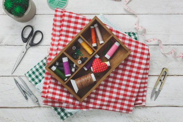 Üstten Görünüm aksesuarları terzi kavramı.