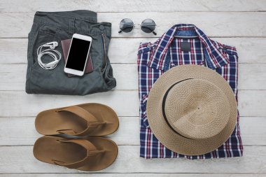 Üstten Görünüm aksesuarları erkek giyim kavramı ile seyahat için. gömlek,