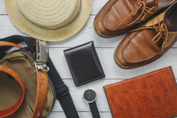 Accessoires von oben, um mit Herrenbekleidung zu reisen. Brieftasche — Stockfoto