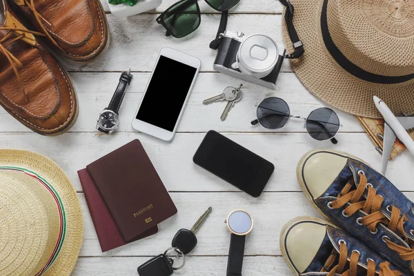 Top view accesorios para mujer y hombre para viajar concepto . — Foto de Stock