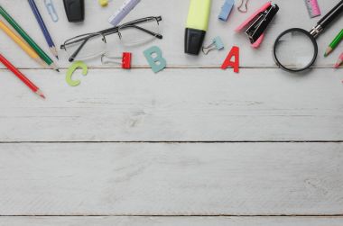 Üstten Görünüm iş ofis tedarik ve eğitim kavramı geçmişi.