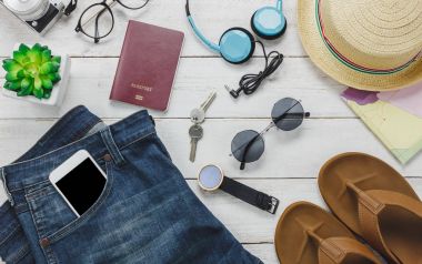 Üstten Görünüm ev eşantiyonları kavramı seyahat etmek. 