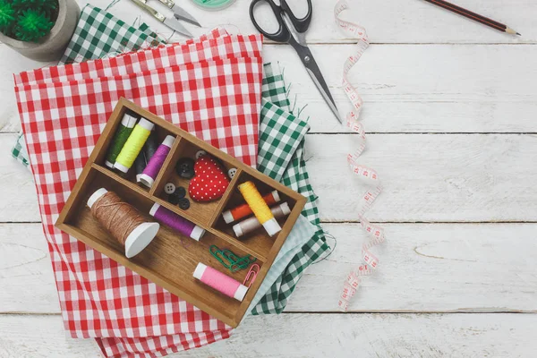 Üstten Görünüm aksesuarları terzi kavramı.