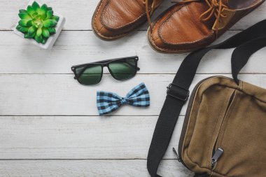 Top görünümü / adam yola ev eşantiyonları yat / beyler Giyim Beyaz ahşap arka plan üzerinde.