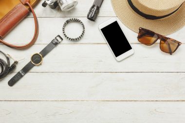 Üstten Görünüm ev eşantiyonları kadın kavramı giyim ile seyahat etmek.