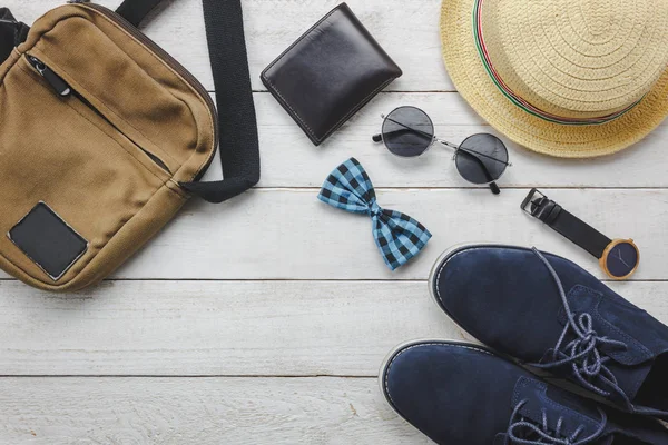 Ovanifrån / platt låg tillbehör att resa med man / herrar kläder på vit trä bakgrund. — Stockfoto