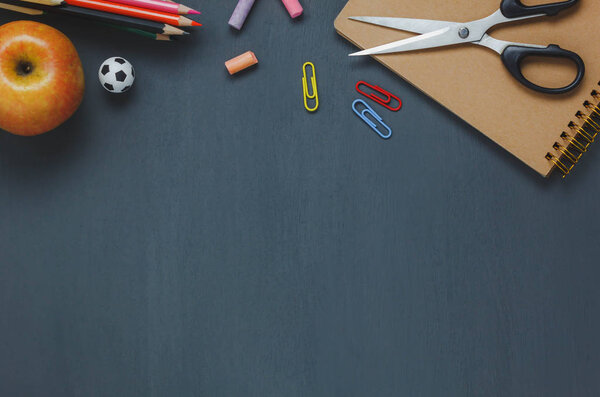 Вид сверху / Обучение канцелярским принадлежностям / возвращение в школу на черном столе
.