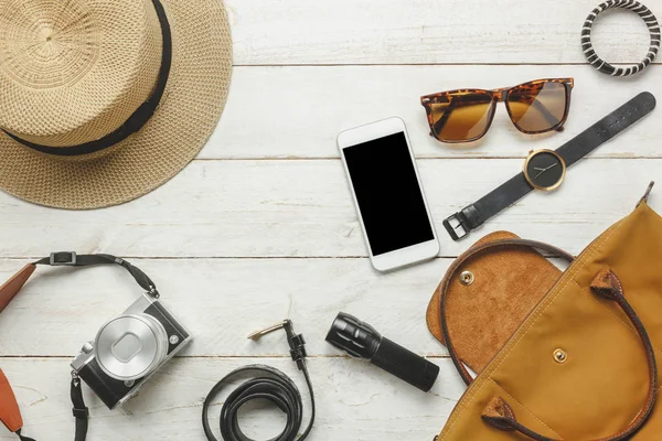 Accesorios de vista superior para viajar con concepto de ropa de mujer . — Foto de Stock