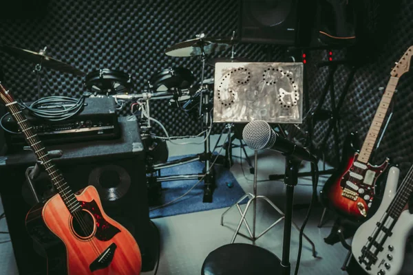Rockmuziek instrument / muzikale band op home audio record kamer / studio opname. — Stockfoto