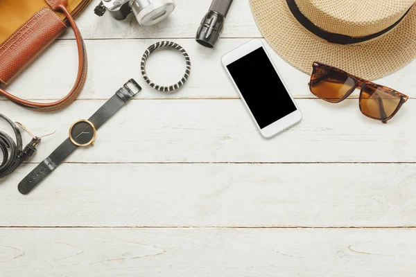 Üstten Görünüm ev eşantiyonları kadın kavramı giyim ile seyahat etmek.